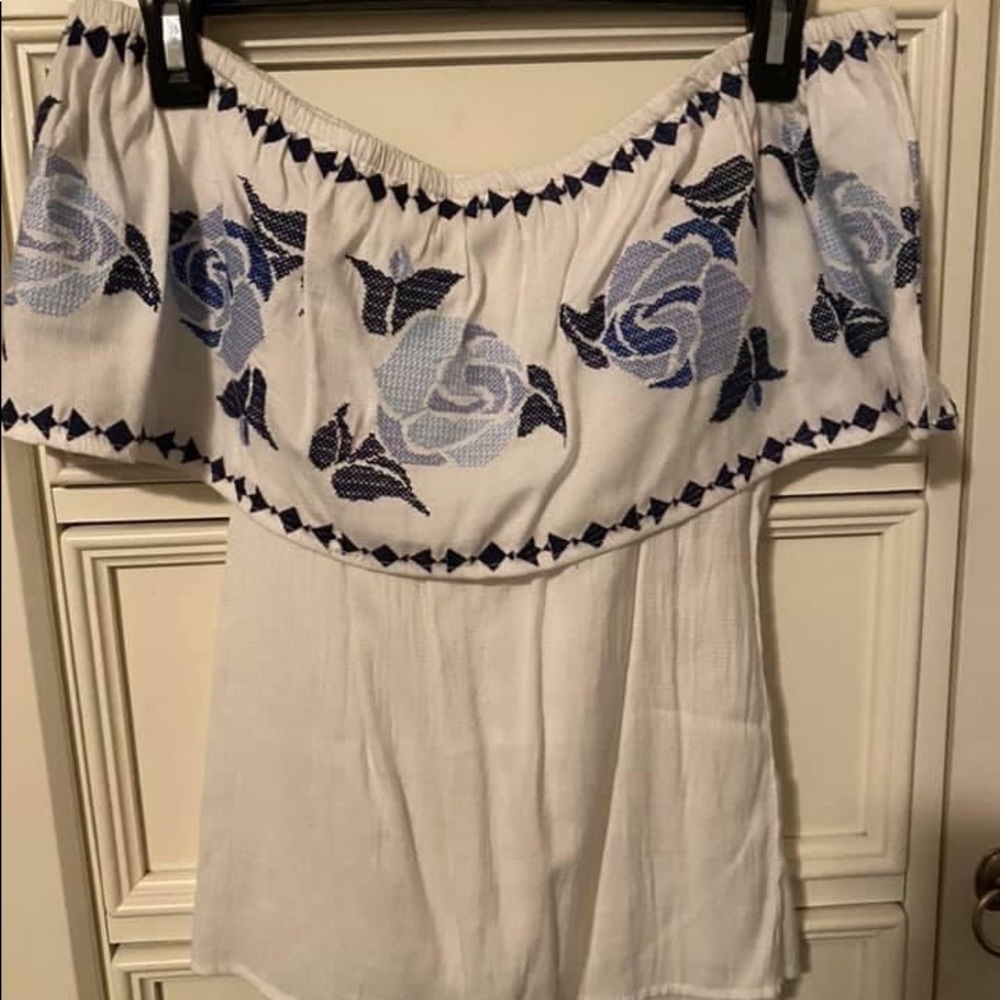 Off-the-shoulder top